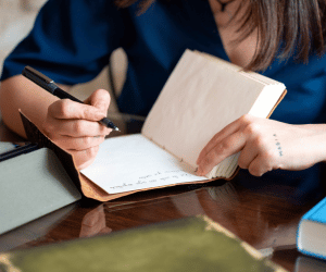 Atelier d’écriture pour adultes : une participante écrit son récit de vie lors d’un atelier d’écriture en petit groupe.